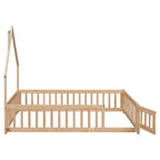 Lit au sol avec tête de lit en forme de maison et clôture beige