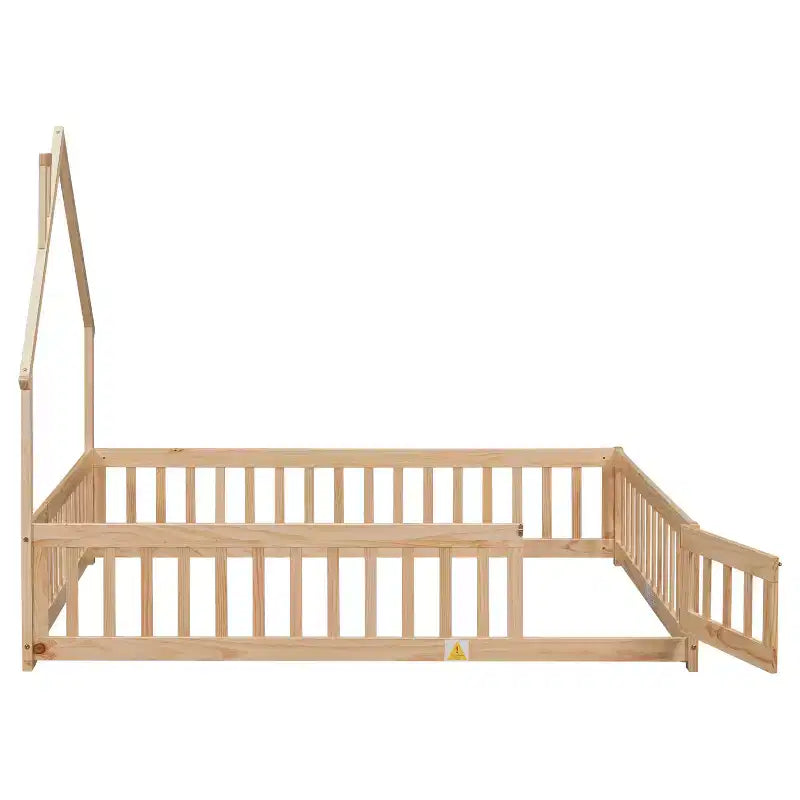 Lit au sol avec tête de lit en forme de maison et clôture beige