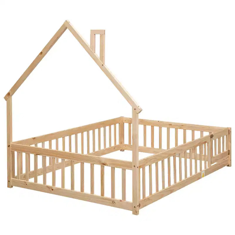 Lit au sol avec tête de lit en forme de maison et clôture beige
