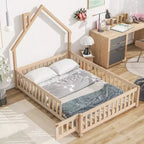 Lit au sol avec tête de lit en forme de maison et clôture beige