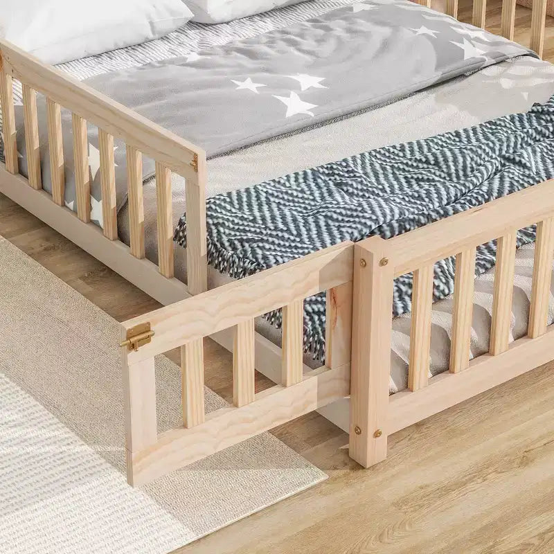 Lit au sol avec tête de lit en forme de maison et clôture beige