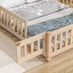 Lit au sol avec tête de lit en forme de maison et clôture beige
