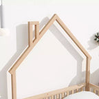 Lit au sol avec tête de lit en forme de maison et clôture beige