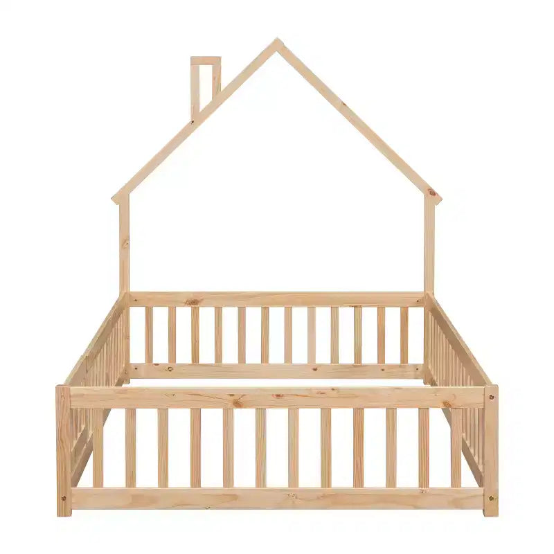 Lit au sol avec tête de lit en forme de maison et clôture beige