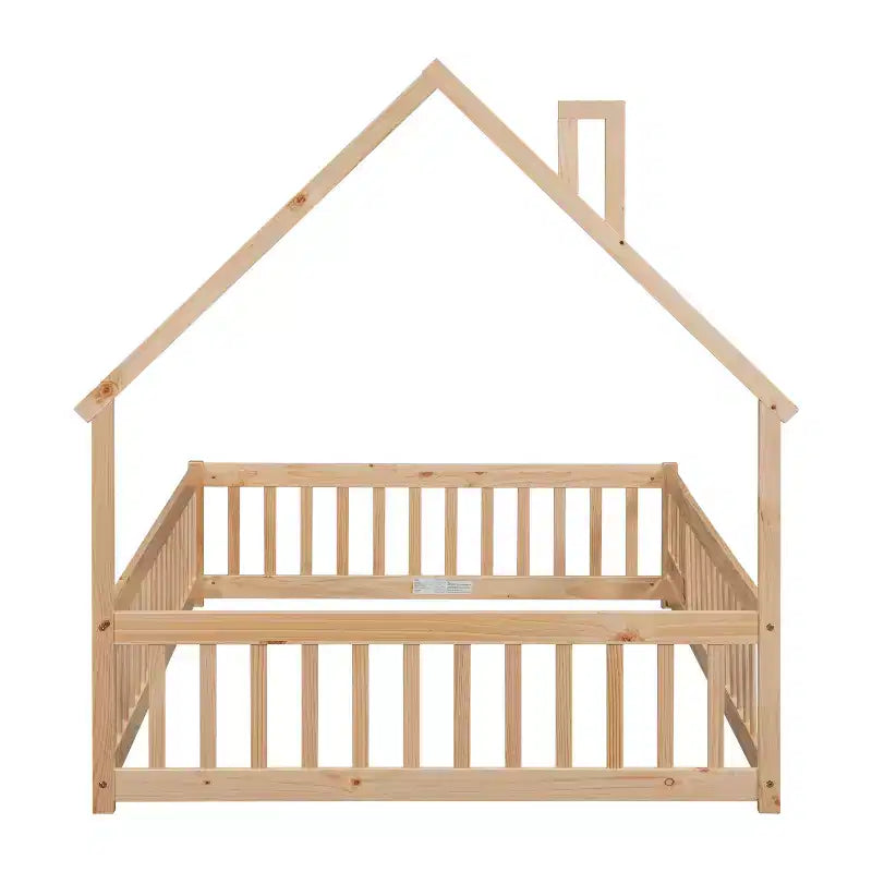 Lit au sol avec tête de lit en forme de maison et clôture beige