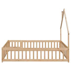 Lit au sol avec tête de lit en forme de maison et clôture beige
