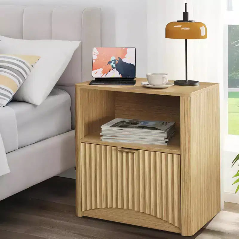 Table de chevet en chêne de 23 pouces, surface étanche avec tiroir et rangement, table d'appoint cannelée moderne du milieu du siècle pour chambre à coucher