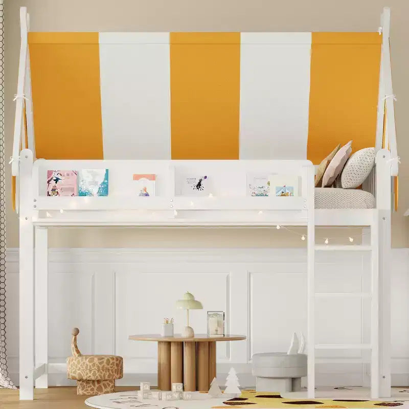 Lit mezzanine double avec ciel de lit, étagère à livres et garde-corps pleine longueur