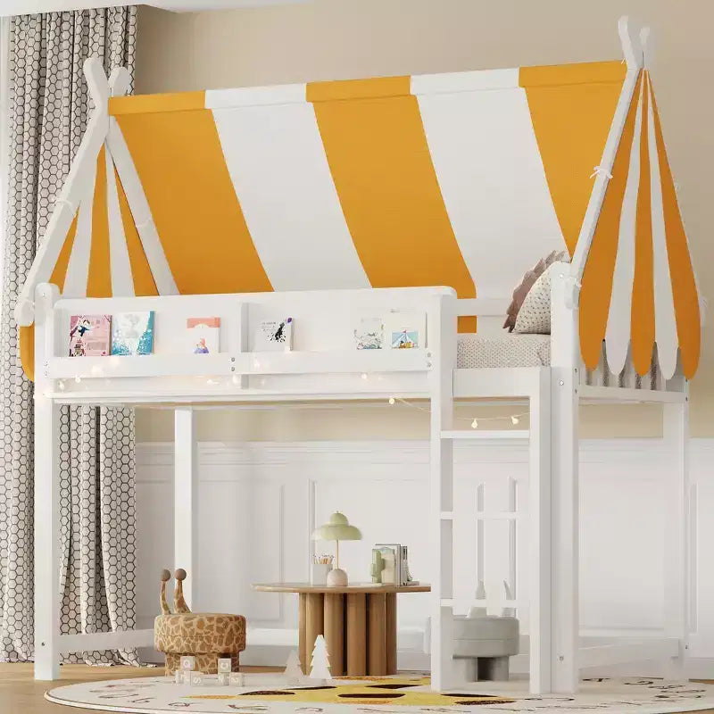 Lit mezzanine double avec ciel de lit, étagère à livres et garde-corps pleine longueur